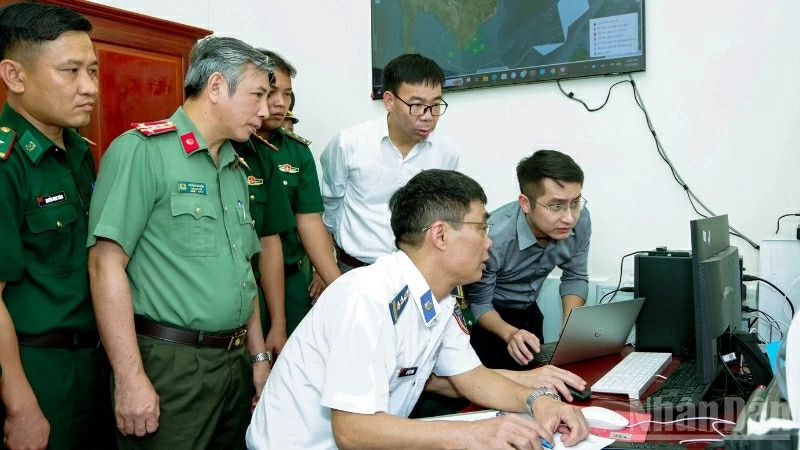 Đoàn công tác kiểm tra hệ thống quản lý tàu cá tại trạm kiểm soát biên phòng Trần Đề, Đồn Biên phòng Trung Bình.
