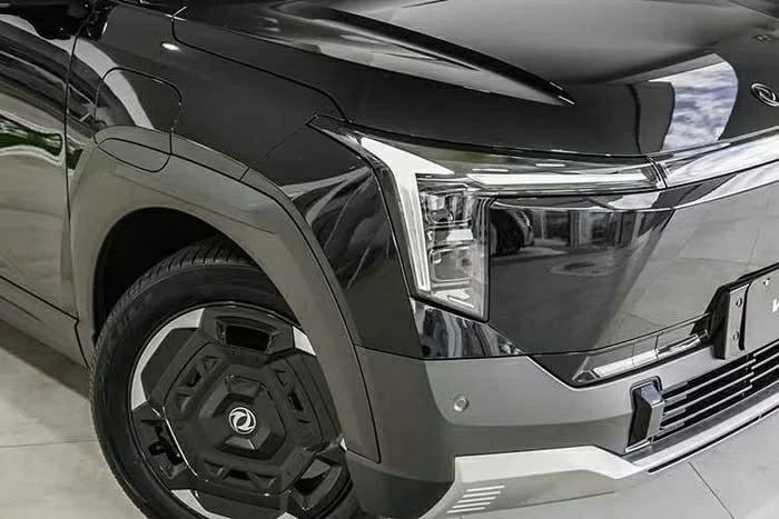 Phần đầu xe Dongfeng Vigo gây ấn tượng với cụm đèn pha LED projector thiết kế dạng chữ L ngược.