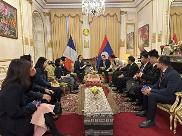 Đại sứ Việt Nam tại Pháp Trịnh Đức Hải chào xã giao Đại sứ Lào