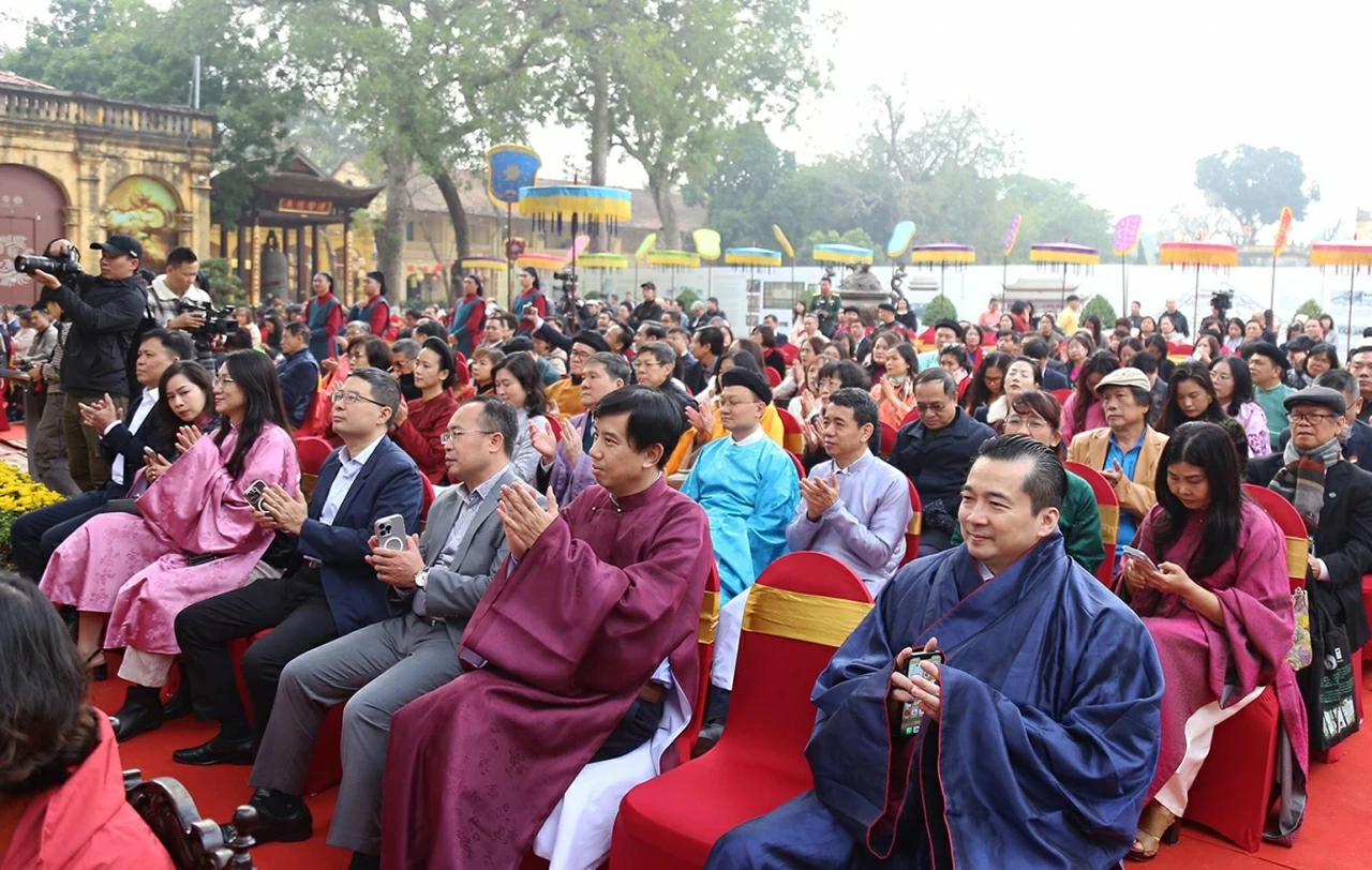 Đến dự có: Phó Bí thư Thường trực Thành ủy Hà Nội Nguyễn Văn Phong; Thứ trưởng Bộ Ngoại giao, Chủ tịch Ủy ban Quốc gia UNESCO Việt Nam Ngô Lê Văn; Thứ trưởng Bộ Văn hóa, Thể thao và Du lịch Hoàng Đạo Cương; Phó Chủ tịch UBND thành phố Hà Nội Vũ Thu Hà; Tr