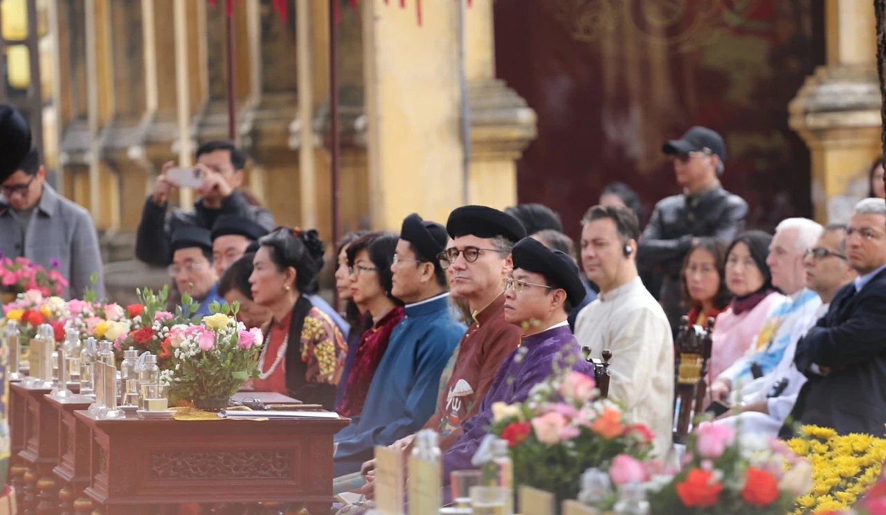 Đến dự có: Phó Bí thư Thường trực Thành ủy Hà Nội Nguyễn Văn Phong; Thứ trưởng Bộ Ngoại giao, Chủ tịch Ủy ban Quốc gia UNESCO Việt Nam Ngô Lê Văn; Thứ trưởng Bộ Văn hóa, Thể thao và Du lịch Hoàng Đạo Cương; Phó Chủ tịch UBND thành phố Hà Nội Vũ Thu Hà; Trưởng đại diện UNESCO tại Việt Nam Jonathan Wallace Baker và đại diện lãnh đạo các bộ, sở, ngành của Trung ương và thành phố Hà Nội.