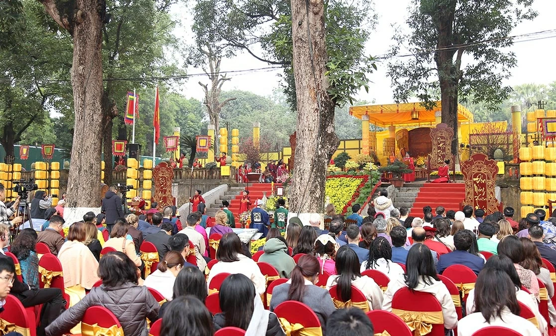 Theo Thứ trưởng Ngô Lê Văn, việc tổ chức chương trình tại Hoàng thành Thăng Long – Di sản Văn hóa Thế giới – mang ý nghĩa kết nối quá khứ với hiện tại, truyền thống với hội nhập, giúp bạn bè quốc tế cảm nhận rõ hơn bản sắc, sức sống và tinh thần đổi mới của Việt Nam. Chương trình càng ý nghĩa khi mở đầu chuỗi hoạt động kỷ niệm 50 năm quan hệ Việt Nam – UNESCO (2026), khẳng định vai trò tích cực, trách nhiệm của Việt Nam trong cộng đồng quốc tế. (Ảnh: Thành Long)