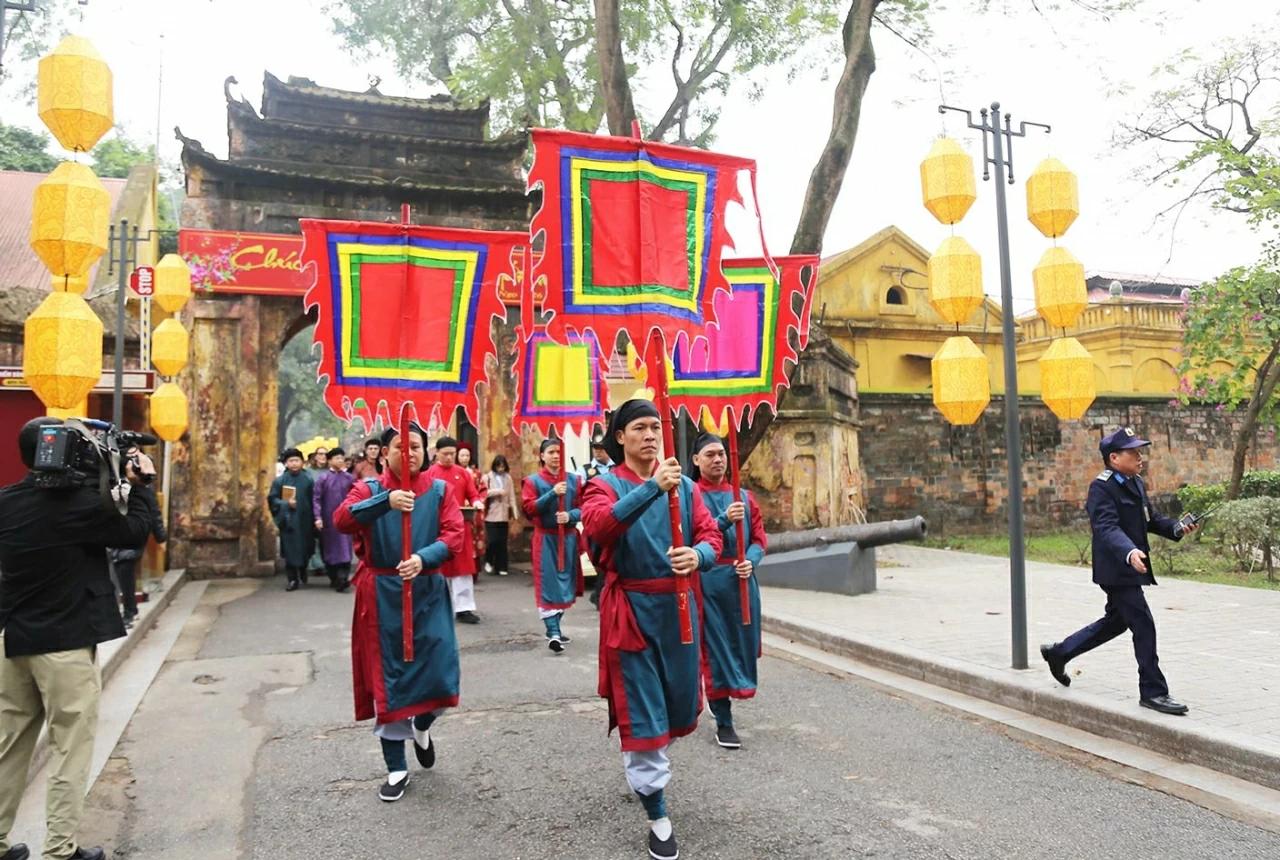 Đoàn Nghi lễ và đại biểu tiến về dòng sông cổ Khu khảo cổ học 18 Hoàng Diệu để thực hiện nghi thức thả cá chép