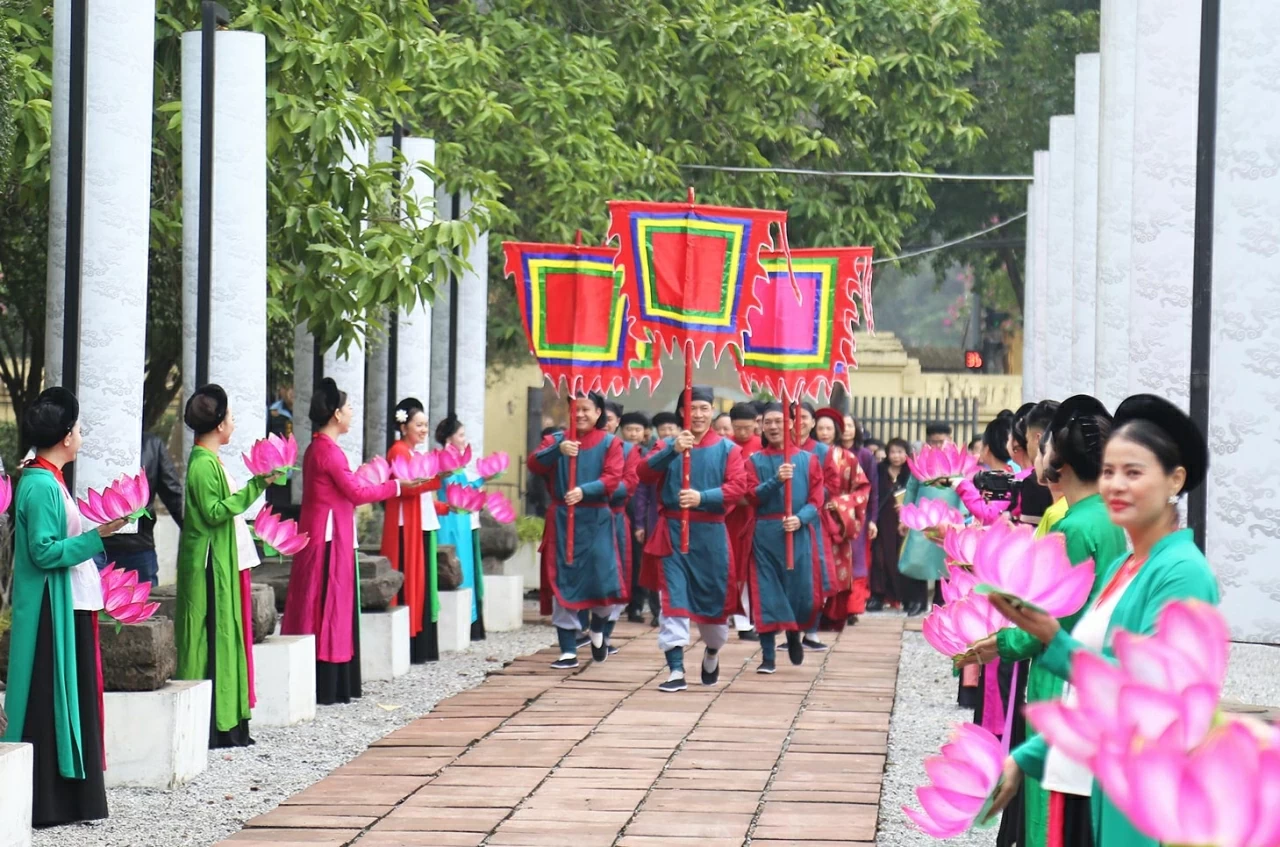 Không gian Hoàng thành Thăng Long được trang hoàng rực rỡ với con đường hoa trải dài từ cổng Đoan Môn đến điện Kính Thiên, trở thành điểm check-in hấp dẫn, thu hút đông đảo người dân và du khách. (Ảnh: Thành Long)