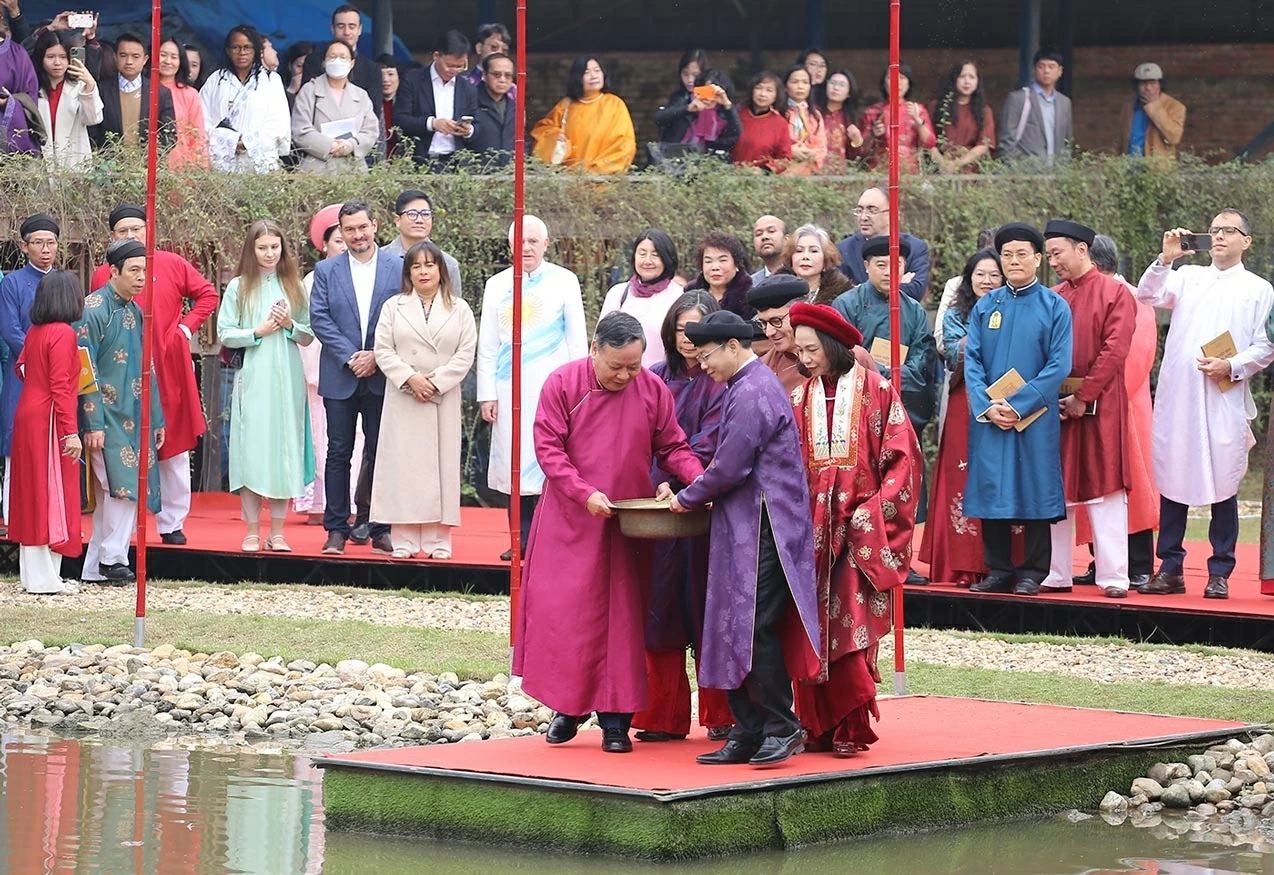 Các đại biểu thực hiện nghi thức thả cá chép.