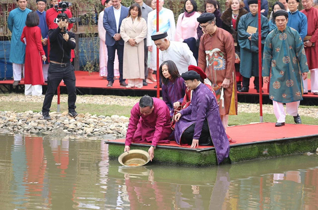 Các đại biểu thực hiện nghi thức thả cá chép.