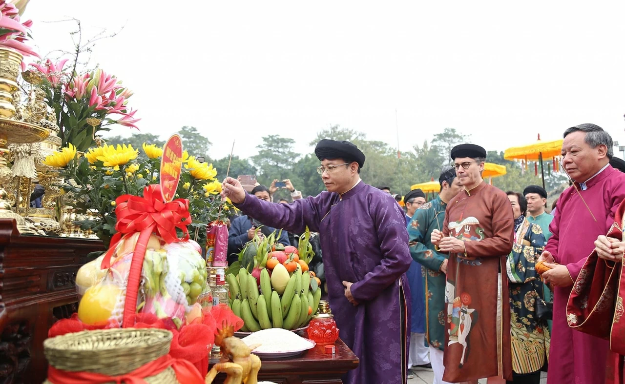 Trong chương trình “Tống cựu nghinh tân”, các đại biểu và người dân được trải nghiệm các nghi thức này theo hình thức sân khấu hóa và trải nghiệm trực tiếp. Sau khi xem Lễ tiến lịch, các đại biểu tham gia thực hiện nghi thức thả cá chép; dựng cây nêu trước cổng Đoan Môn với ý nghĩa cầu mong một năm mới an lành, mưa thuận gió hòa, mùa màng bội thu và lễ đổi gác. (Ảnh: Thành Long)