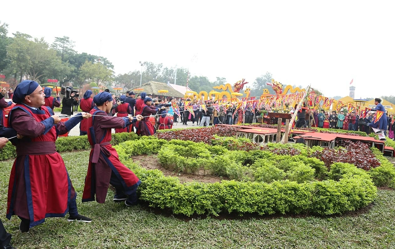 dựng cây nêu trước cổng Đoan Môn