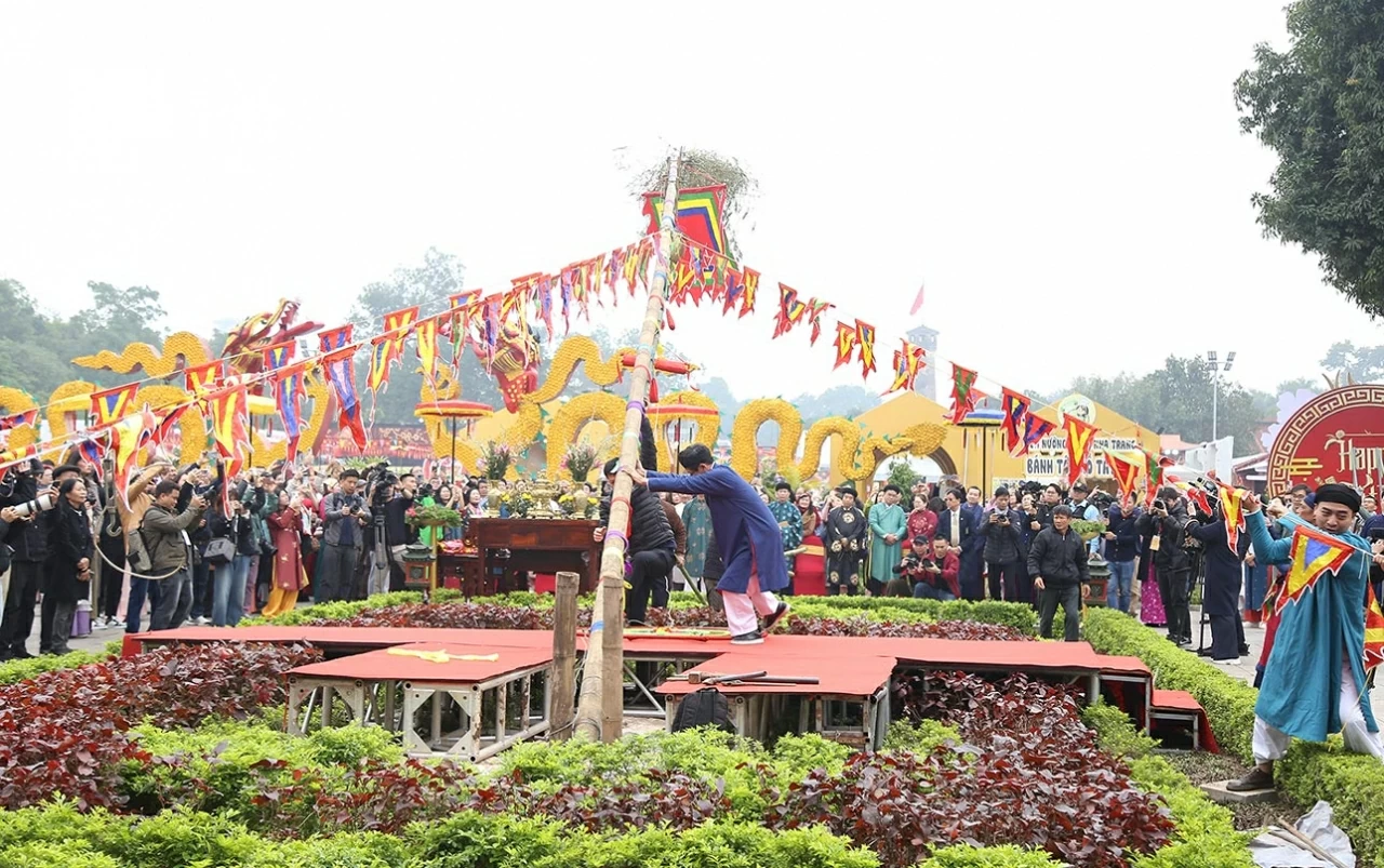 dựng cây nêu trước cổng Đoan Môn