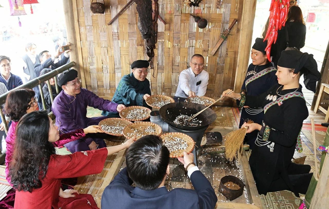 Các khía cạnh đặc sắc của văn hóa rang gạo người Tày