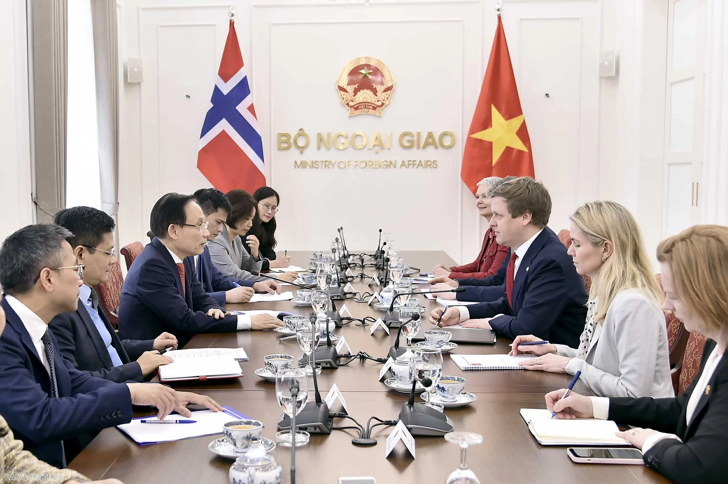 Bộ trưởng Ngoại giao L&ecirc; Ho&agrave;i Trung tiếp Bộ trưởng Ph&aacute;t triển Quốc tế Bộ Ngoại giao Na Uy
