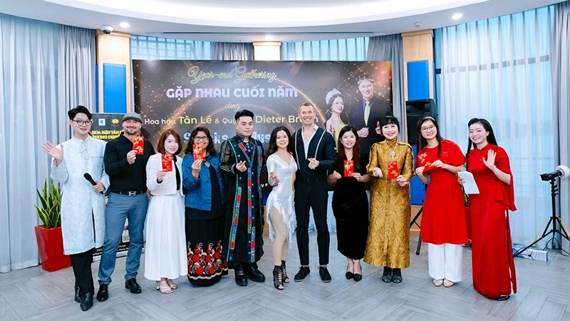 Cùng nhìn lại chặng đường một năm đã qua, và cùng hướng đến năm Bính Ngọ sắp tới với nhiều kỳ vọng mới.