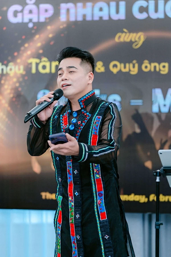 Ca sĩ châu Á - David Lê nhận được tràng pháo tay nồng nhiệt và cơn mưa lời khen của mọi người.