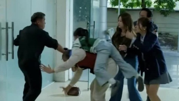 Gia đình trái dấu tập 33: Ông Thăng hỗn chiến với thông gia tương lai