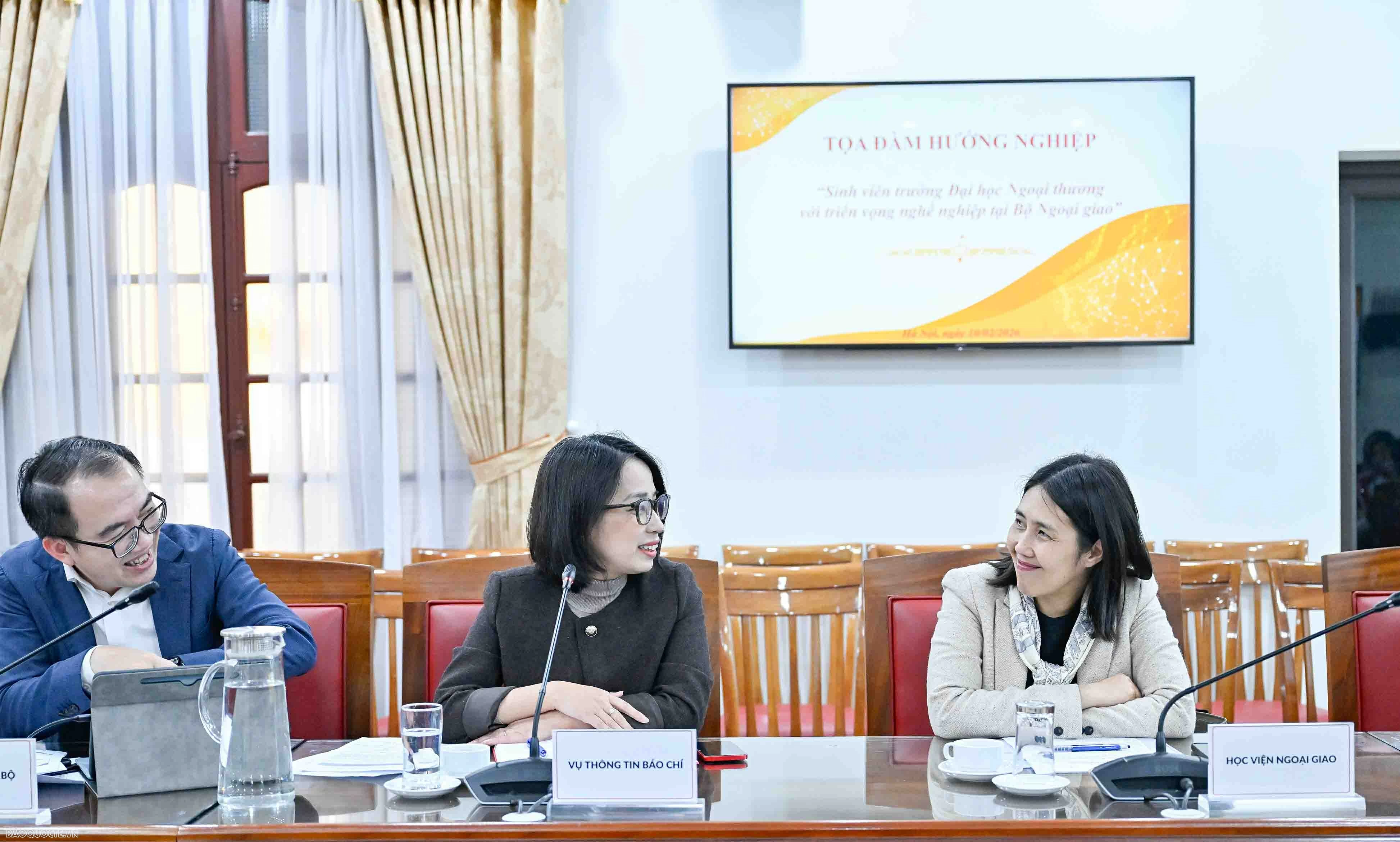 Mở rộng cánh cửa nghề nghiệp ngoại giao cho sinh viên Đại học Ngoại thương Mở rộng cánh cửa nghề nghiệp ngoại giao cho sinh viên Đại học Ngoại thương