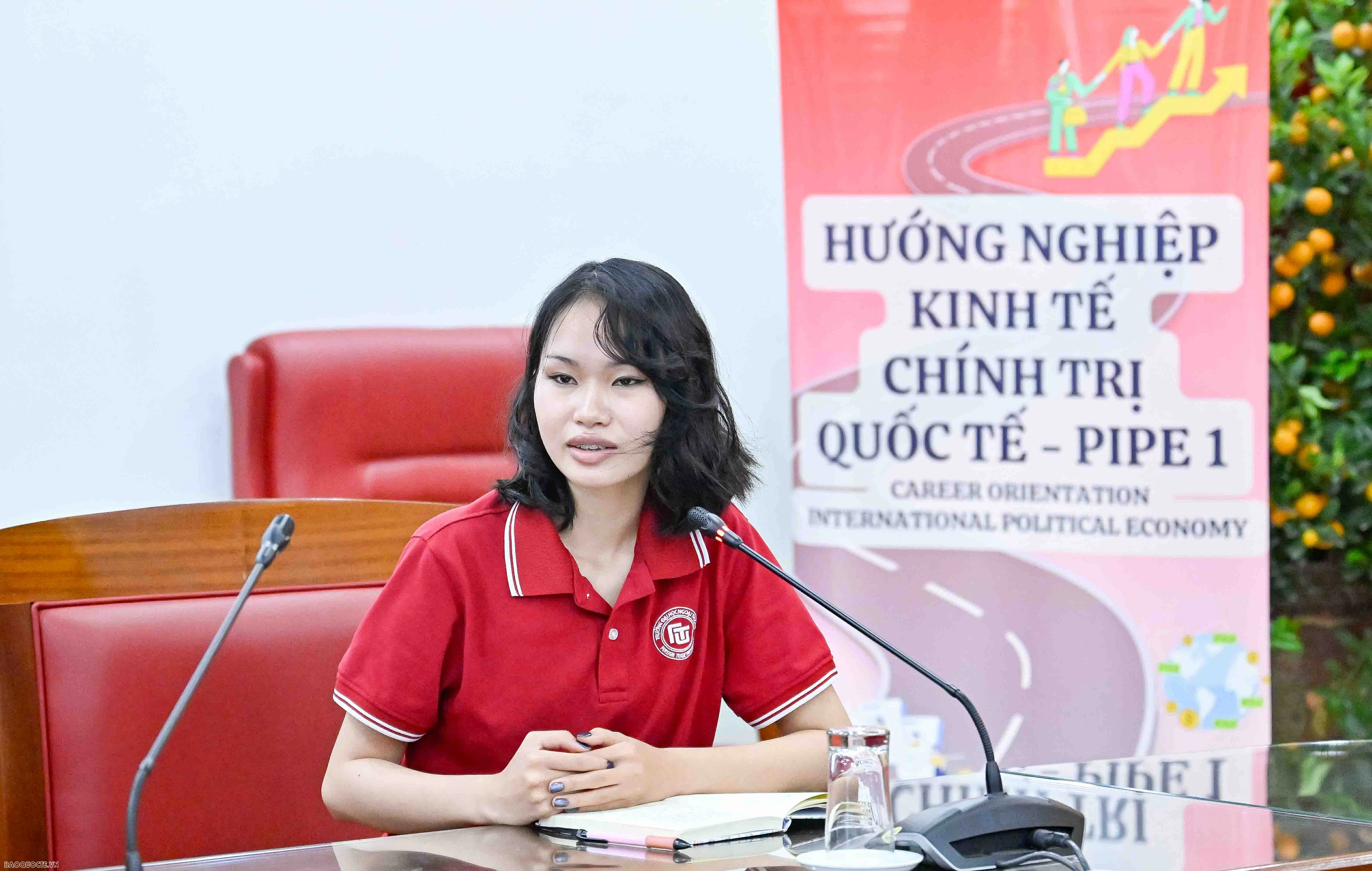 Các sinh viên đặt nhiều câu hỏi cho các diễn giả. (Ảnh: Nguyễn Hồng) Mở rộng cánh cửa nghề nghiệp ngoại giao cho sinh viên Đại học Ngoại thương