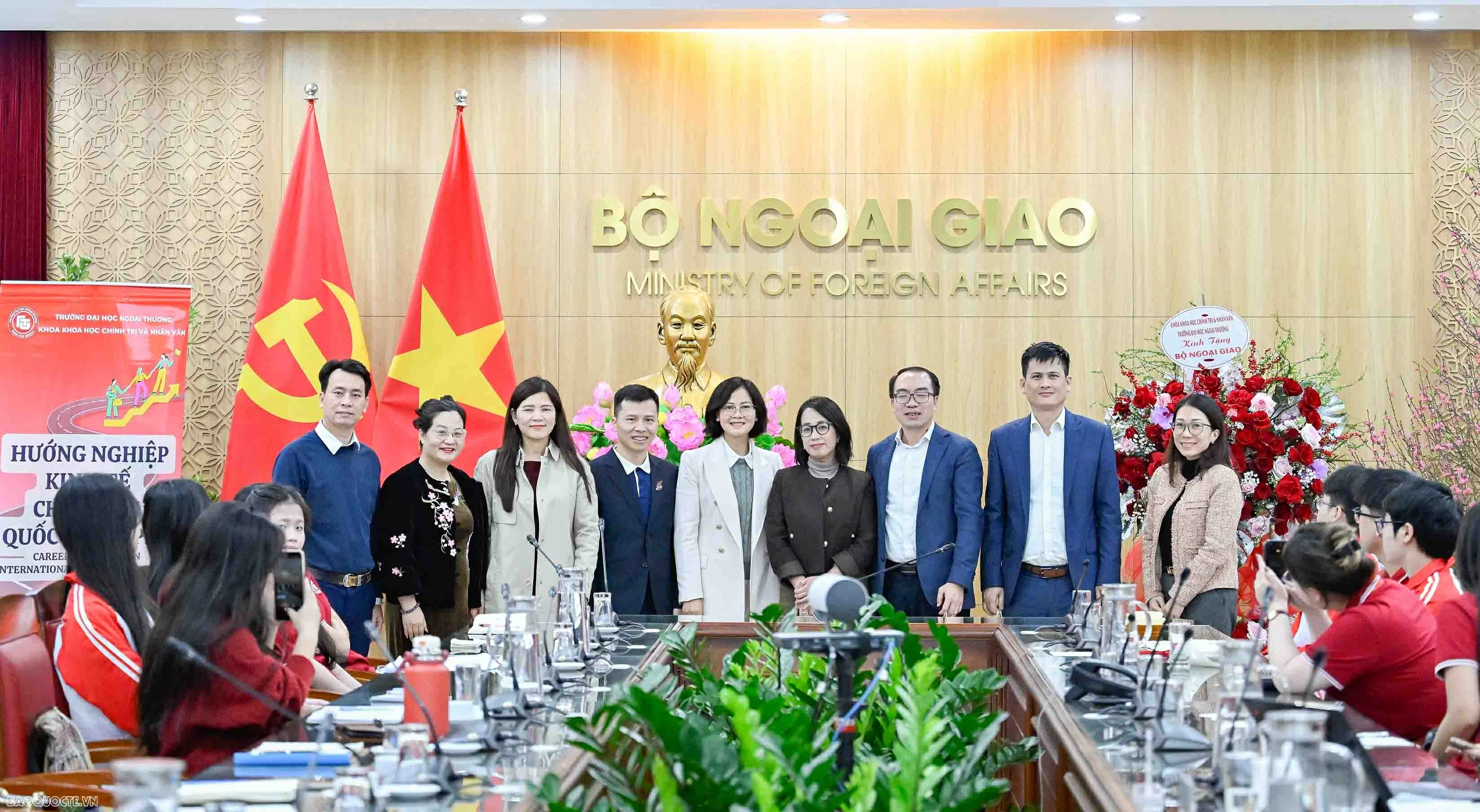 Mở rộng cánh cửa nghề nghiệp ngoại giao cho sinh viên Đại học Ngoại thương Mở rộng cánh cửa nghề nghiệp ngoại giao cho sinh viên Đại học Ngoại thương