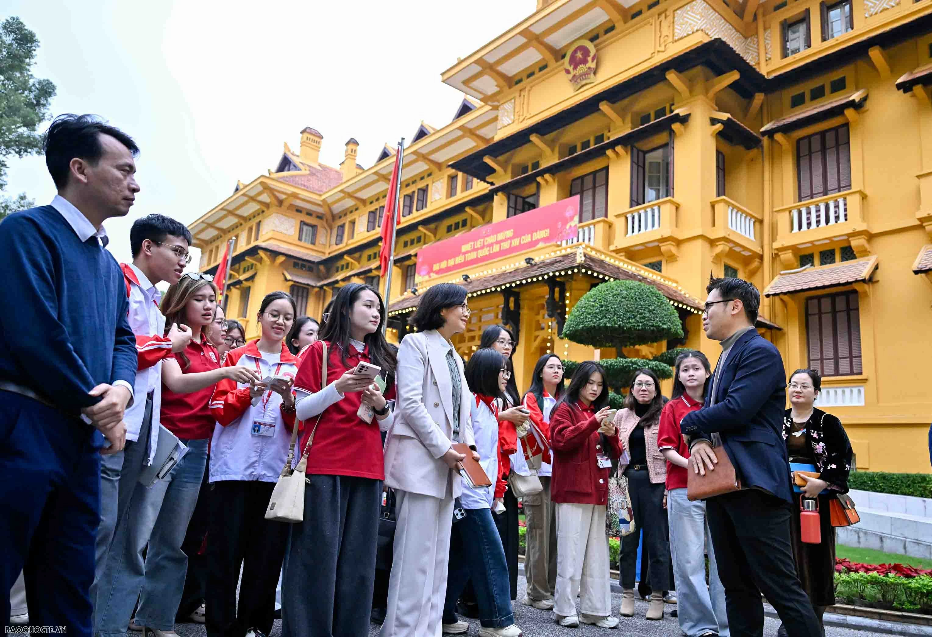 Đại diện Văn phòng Bộ giới thiệu với các sinh viên về lịch sử toà nhà Bộ Ngoại giao. (Ảnh: Nguyễn Hồng) Mở rộng cánh cửa nghề nghiệp ngoại giao cho sinh viên Đại học Ngoại thương