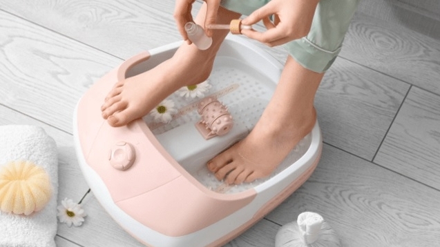 Phụ nữ ngâm chân trong nước ấm buổi tối hỗ trợ điều hòa thân nhiệt và ngủ sâu hơn