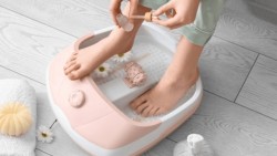 Phụ nữ ngâm chân trong nước ấm buổi tối hỗ trợ điều hòa thân nhiệt và ngủ sâu hơn