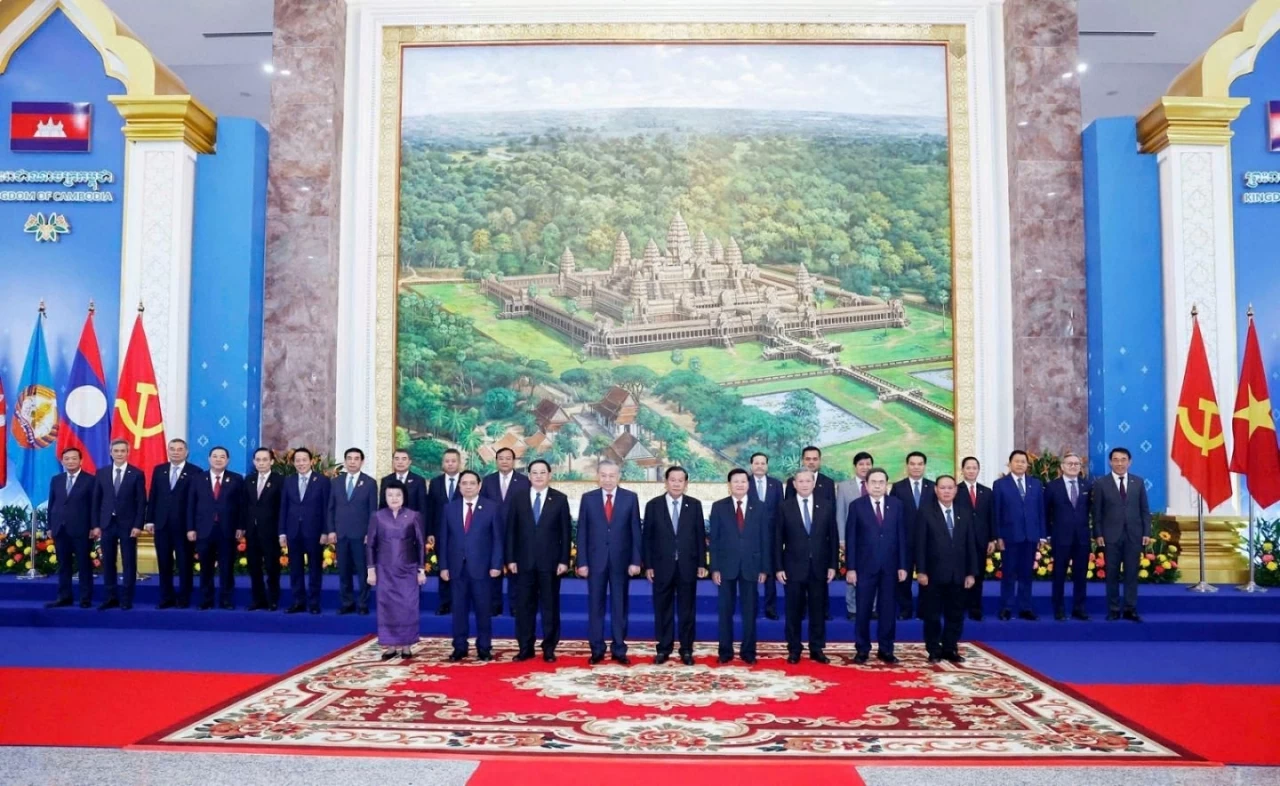 .Tổng Bí thư Tô Lâm cùng Chủ tịch CPP Hun Sen và Tổng Bí thư, Chủ tịch nước Lào Thongloun Sisoulith đã đồng chủ trì cuộc gặp giữa người đứng đầu 3 Đảng Việt Nam - Campuchia – Lào ngày 6/2. (Nguồn: TTXVN) 5. Số Tết(V): Chủ động, tích cực triển khai Nghị quyết Đại hội Đảng XIV trong công tác đối ngoại