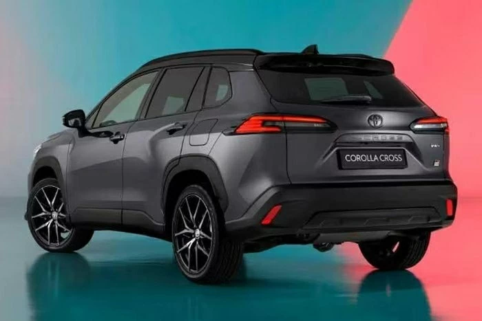 Logo Corolla Cross chuyển sang tông đen nhám, thay thế cho chi tiết mạ chrome. Logo Corolla Cross chuyển sang tông đen nhám, thay thế cho chi tiết mạ chrome.