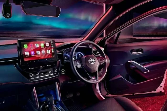 Bên trong khoang cabin, tông đen tiếp tục được duy trì nhưng các chi tiết được tinh chỉnh theo hướng thể thao hơn. 