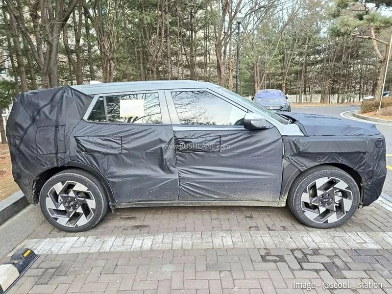 Điểm nhấn dễ nhận thấy nhất là bộ mâm hợp kim hai tông màu 19 inch, đi kèm lốp 235/45. Điểm nhấn dễ nhận thấy nhất là bộ mâm hợp kim hai tông màu 19 inch, đi kèm lốp 235/45.