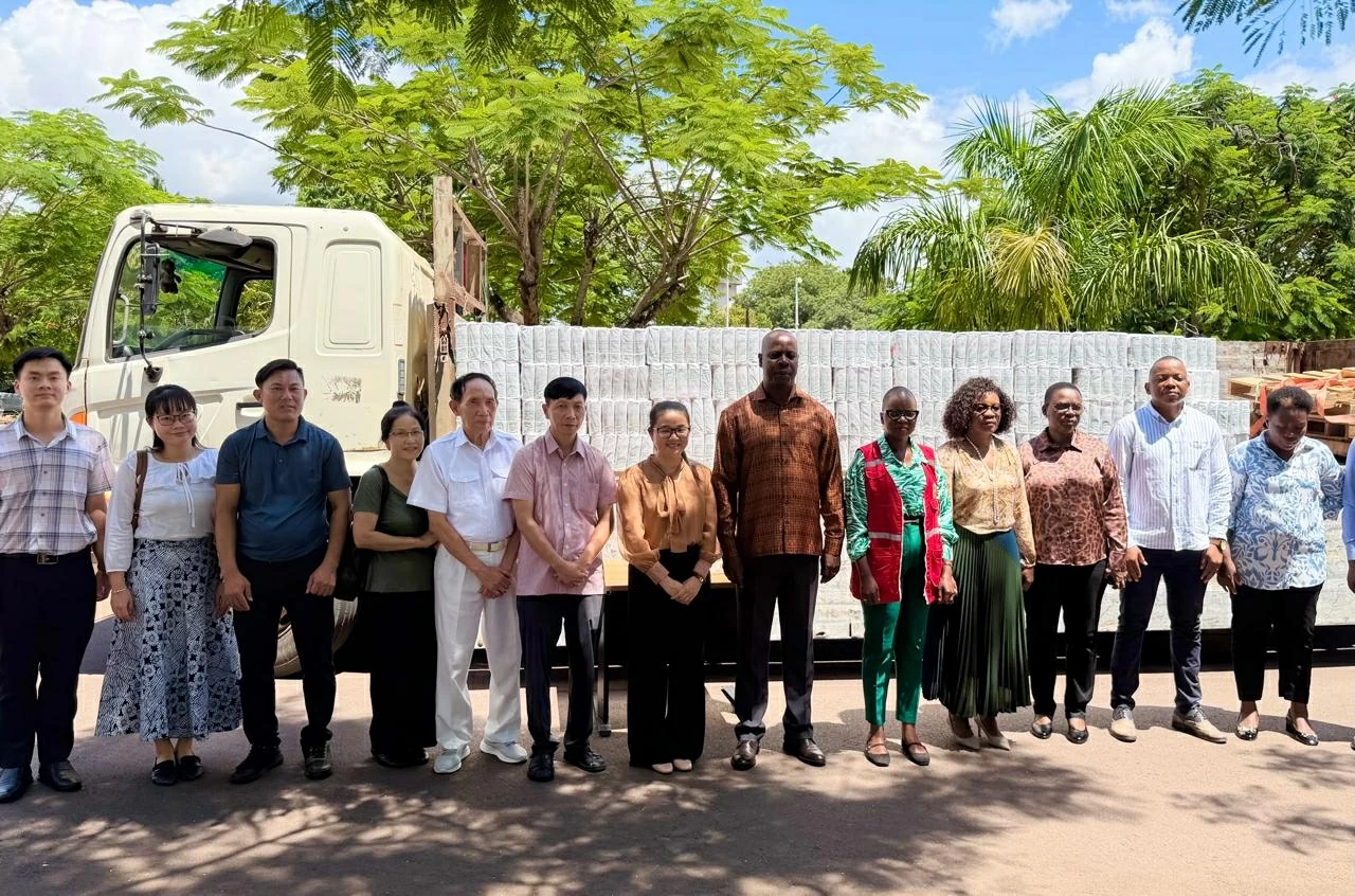 Cộng đồng người Việt Nam tại Mozambique khắc phục hậu quả mưa lũ Cộng đồng người Việt Nam tại Mozambique khắc phục hậu quả mưa lũ