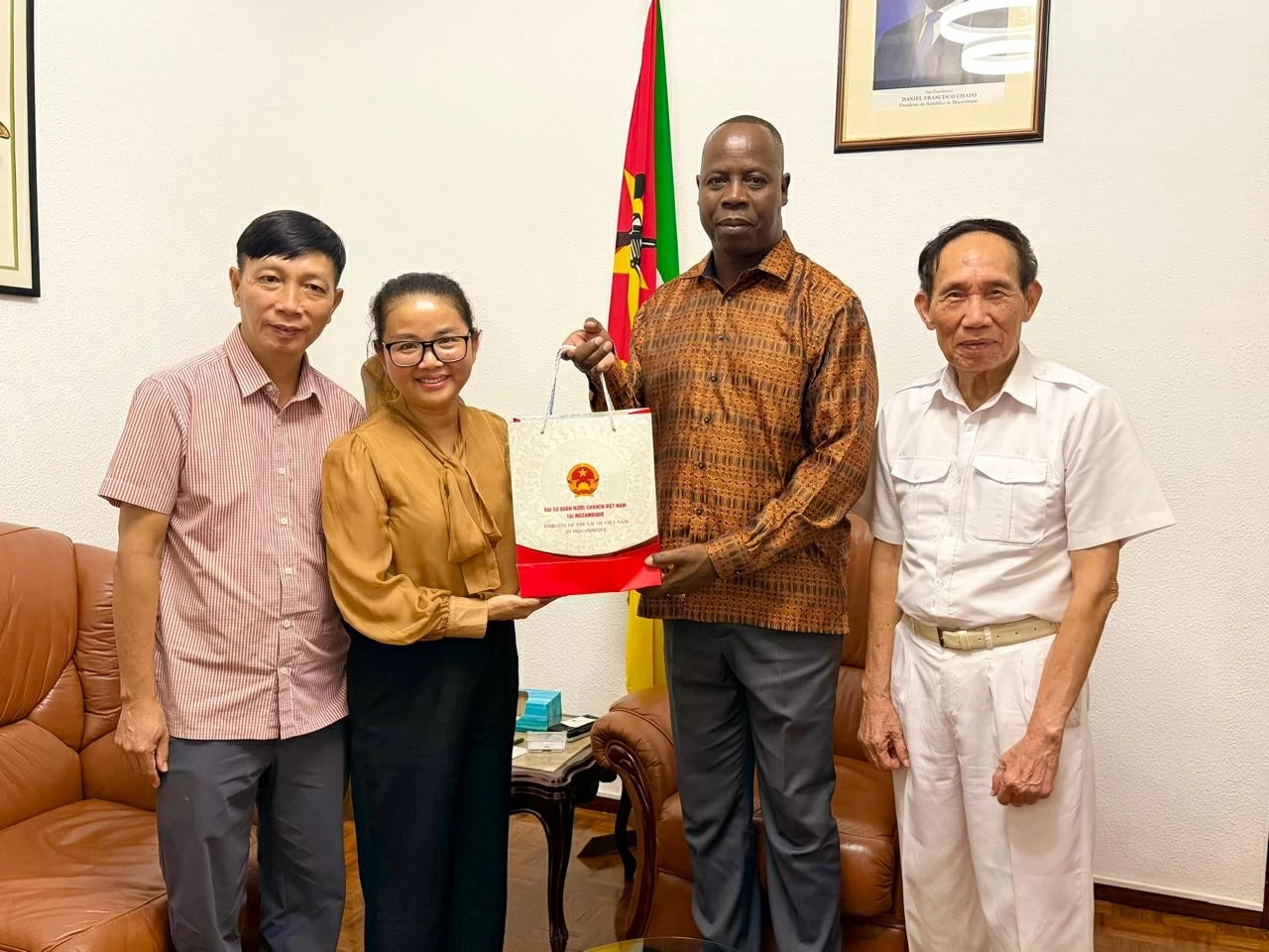 Cộng đồng người Việt Nam tại Mozambique khắc phục hậu quả mưa lũ Cộng đồng người Việt Nam tại Mozambique khắc phục hậu quả mưa lũ