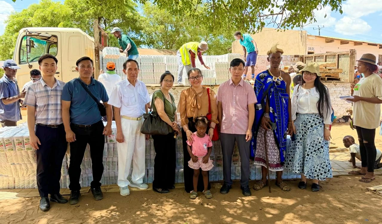 Cộng đồng người Việt Nam tại Mozambique khắc phục hậu quả mưa lũ Cộng đồng người Việt Nam tại Mozambique khắc phục hậu quả mưa lũ