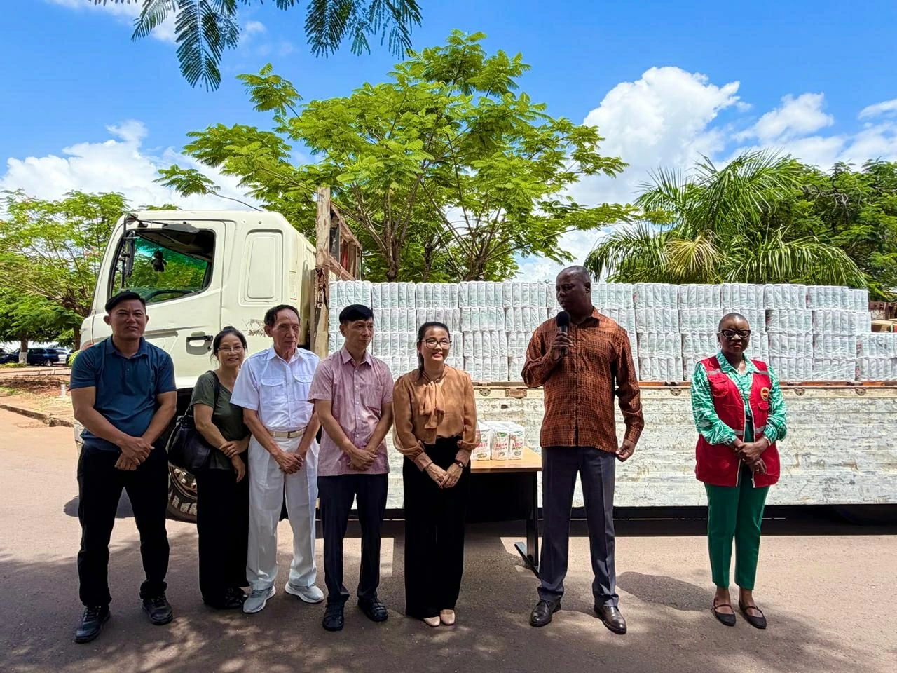 Cộng đồng người Việt Nam tại Mozambique khắc phục hậu quả mưa lũ