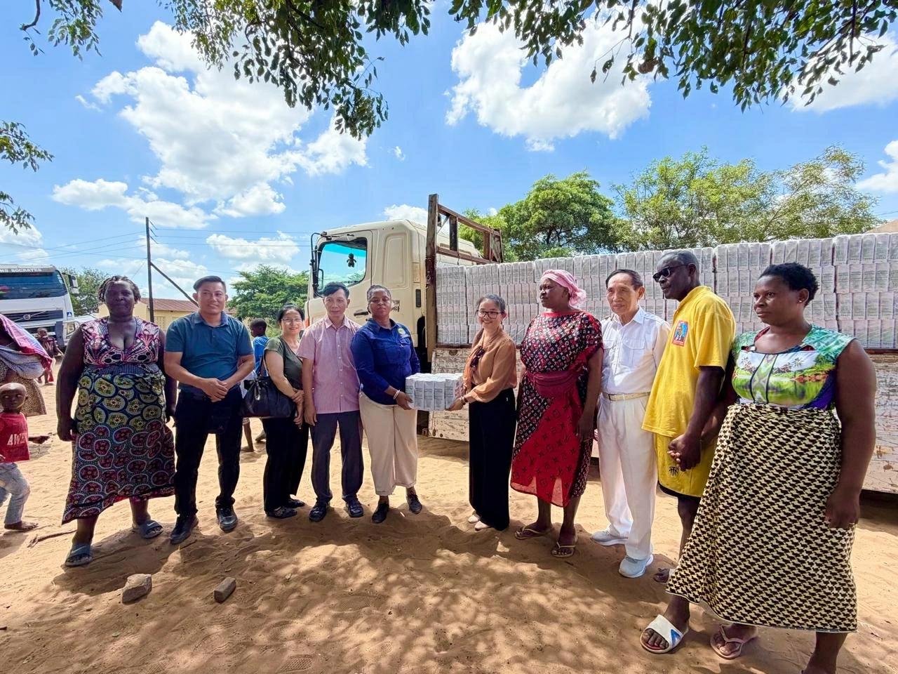 Cộng đồng người Việt Nam tại Mozambique khắc phục hậu quả mưa lũ