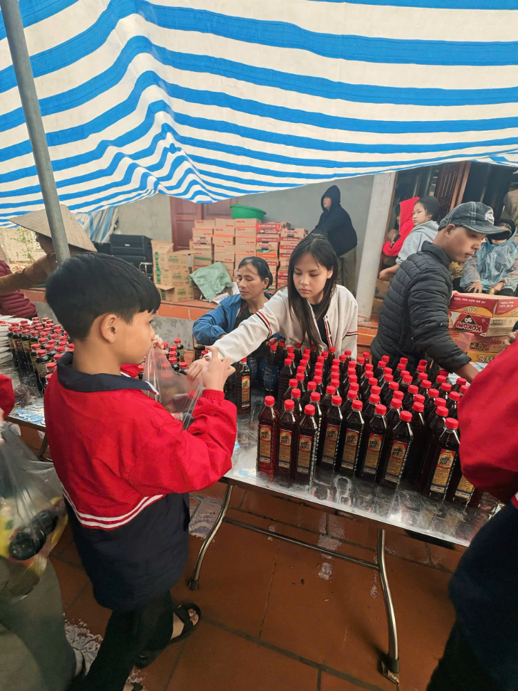 Hoa hậu nhí Phùng Hiểu Anh tỏa sáng với chuỗi hoạt động ý nghĩa