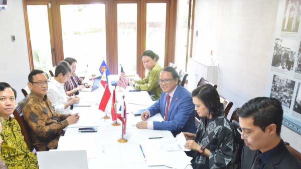 Việt Nam hoàn thành nhiệm kỳ Chủ tịch Ủy ban ASEAN tại Santiago (Chile), chuyển giao cho Indonesia