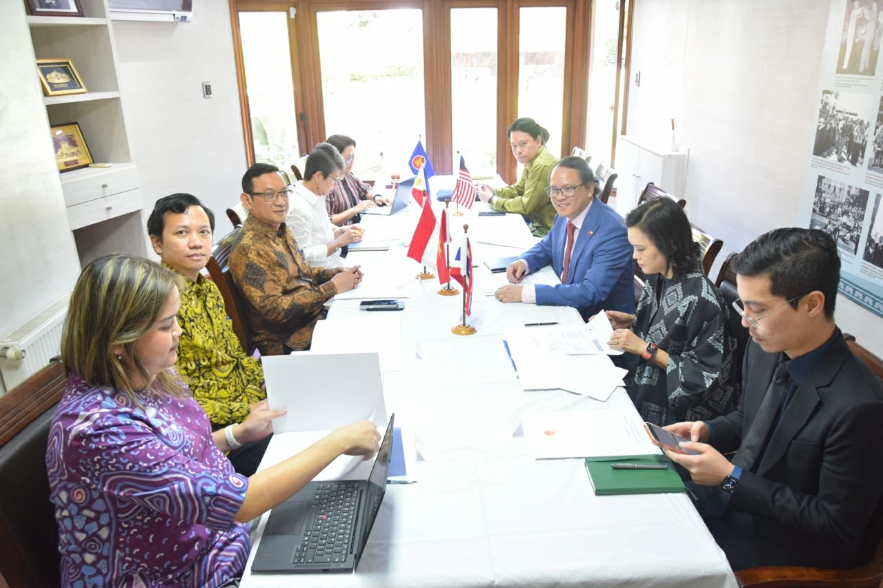 Việt Nam hoàn thành nhiệm kỳ Chủ tịch Ủy ban ASEAN tại Santiago (Chile), chuyển giao cho Indonesia Việt Nam hoàn thành nhiệm kỳ Chủ tịch Ủy ban ASEAN tại Santiago (Chile), chuyển giao cho Indonesia