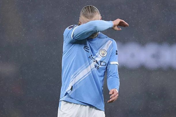 CĐV Man City lo lắng về chấn thương của Haaland CĐV Man City lo lắng về chấn thương của Haaland