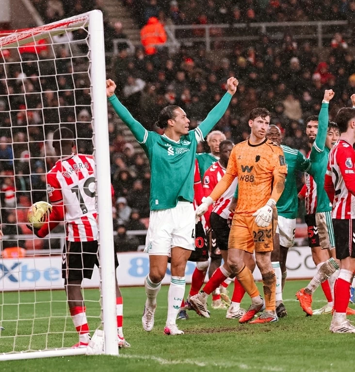 Ghi bàn thứ 23, Van Dijk lập kỷ lục mới ở Liverpool