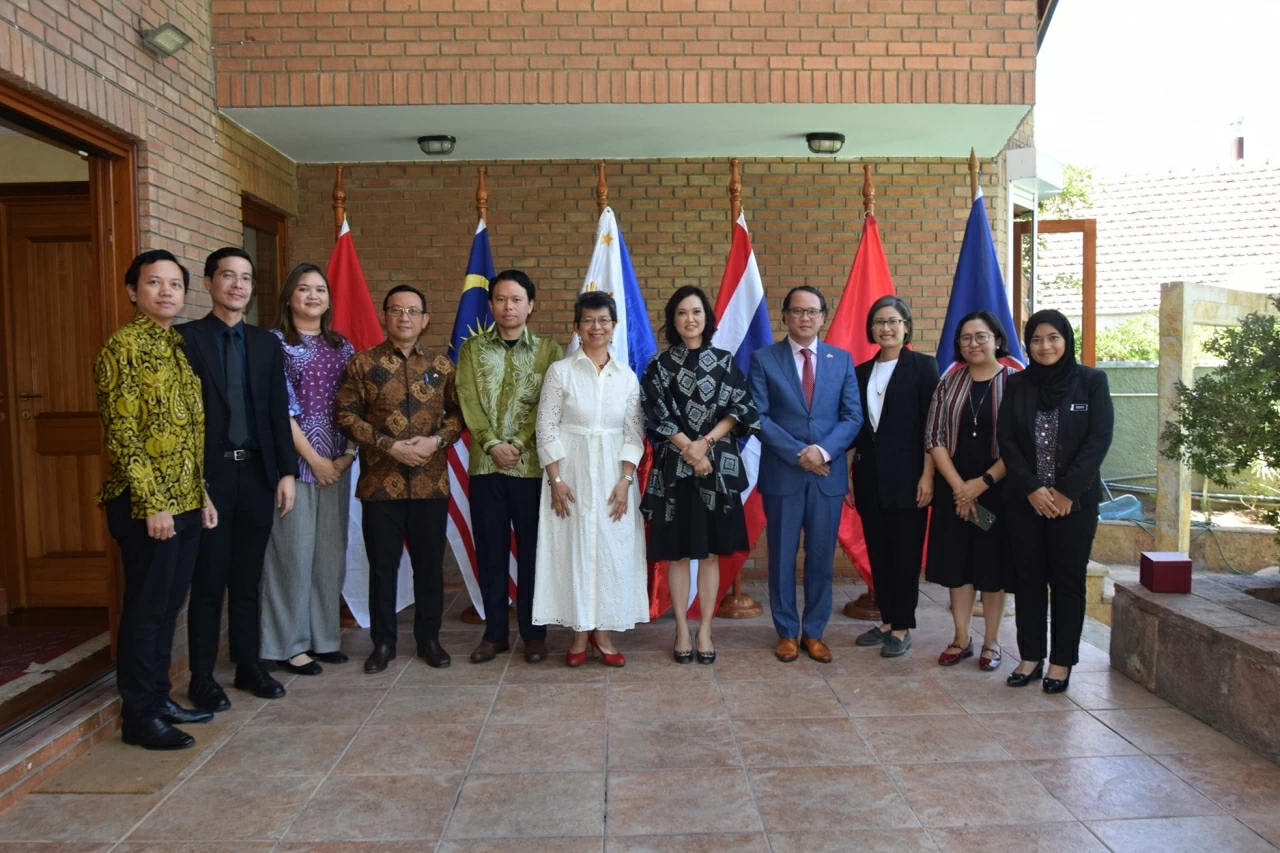 Việt Nam hoàn thành nhiệm kỳ Chủ tịch Ủy ban ASEAN tại Santiago (Chile), chuyển giao cho Indonesia Việt Nam hoàn thành nhiệm kỳ Chủ tịch Ủy ban ASEAN tại Santiago (Chile), chuyển giao cho Indonesia