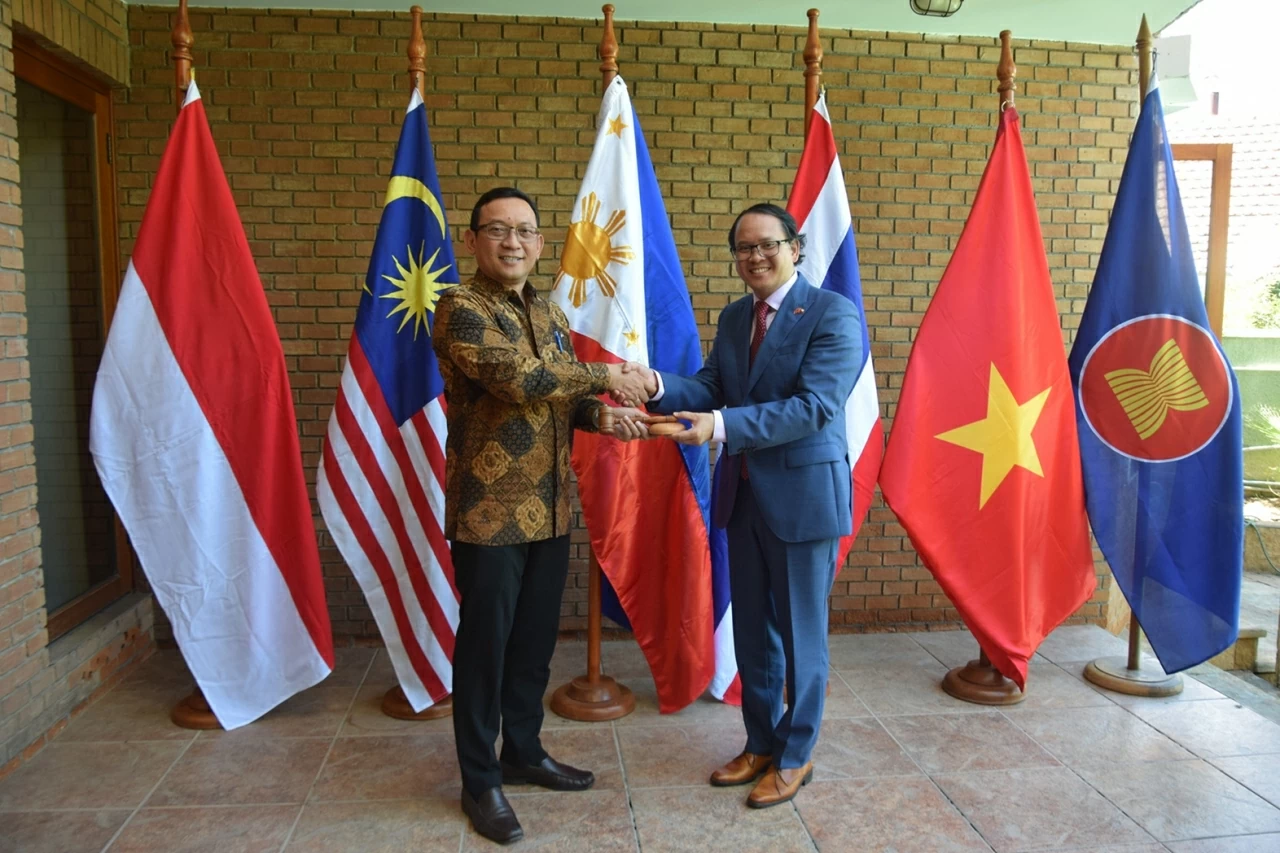 Việt Nam hoàn thành nhiệm kỳ Chủ tịch Ủy ban ASEAN tại Santiago (Chile), chuyển giao cho Indonesia Việt Nam hoàn thành nhiệm kỳ Chủ tịch Ủy ban ASEAN tại Santiago (Chile), chuyển giao cho Indonesia