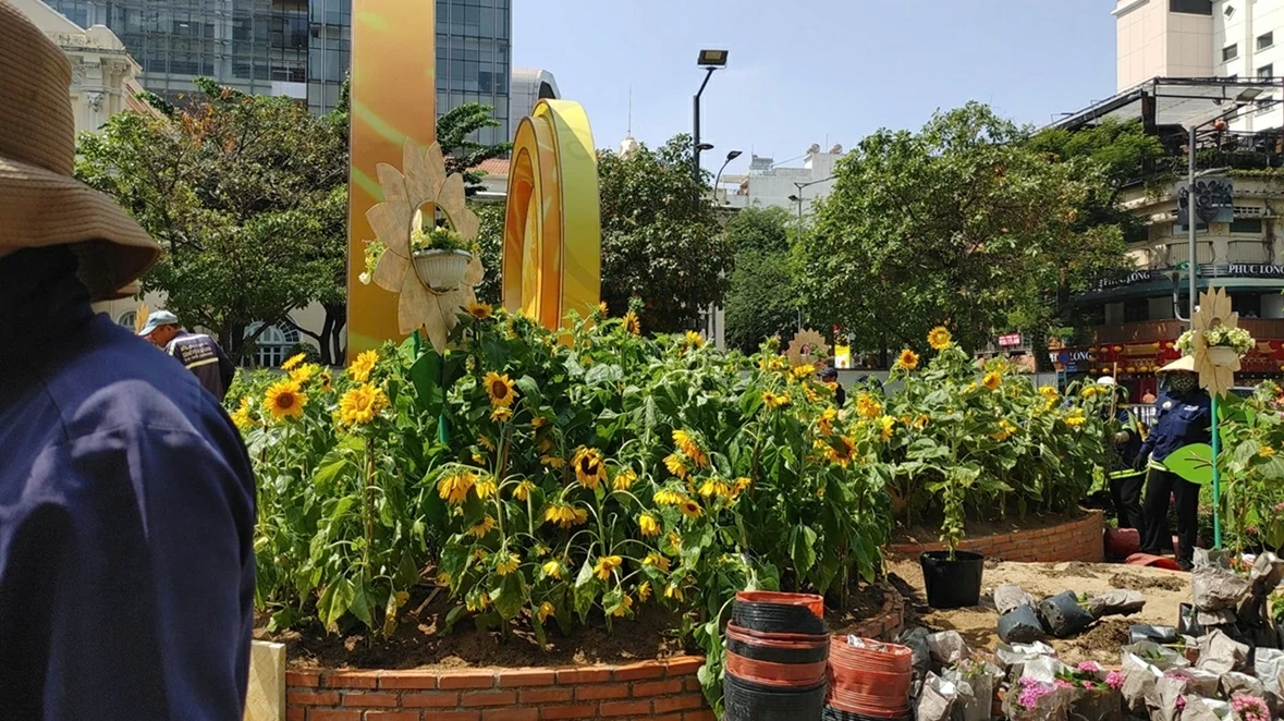 Đường hoa Nguyễn Huệ gấp rút hoàn thiện dàn linh vật ngựa khổng lồ