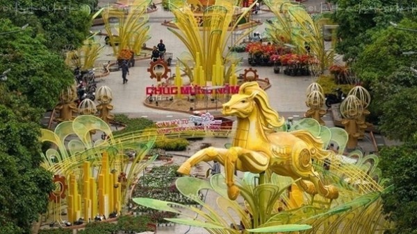 Đường hoa Nguyễn Huệ gấp rút hoàn thiện dàn linh vật ngựa khổng lồ