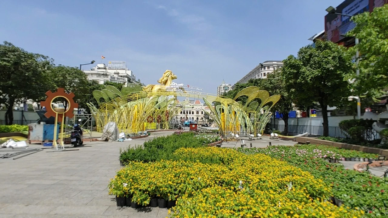 Đường hoa Nguyễn Huệ gấp rút hoàn thiện dàn linh vật ngựa khổng lồ