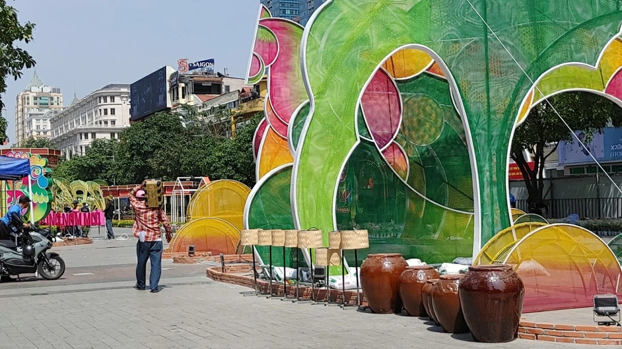 Đường hoa Nguyễn Huệ gấp rút hoàn thiện dàn linh vật ngựa khổng lồ