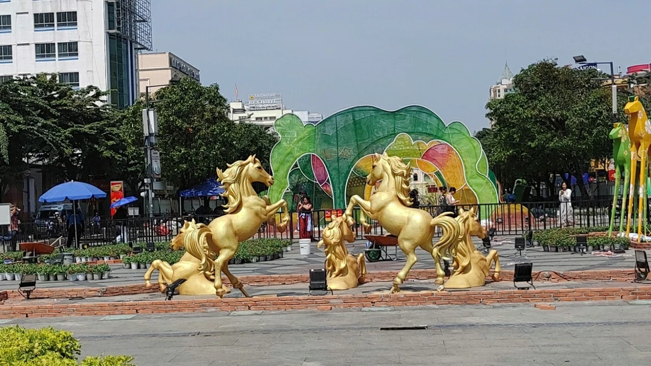 Đường hoa Nguyễn Huệ gấp rút hoàn thiện dàn linh vật ngựa khổng lồ
