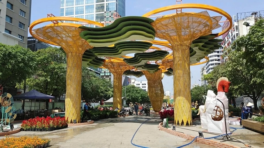 Đường hoa Nguyễn Huệ gấp rút hoàn thiện dàn linh vật ngựa khổng lồ