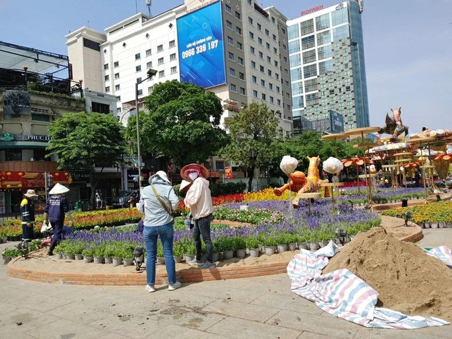 Đường hoa Nguyễn Huệ gấp rút hoàn thiện dàn linh vật ngựa khổng lồ