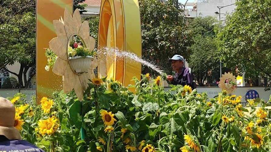 Đường hoa Nguyễn Huệ gấp rút hoàn thiện dàn linh vật ngựa khổng lồ