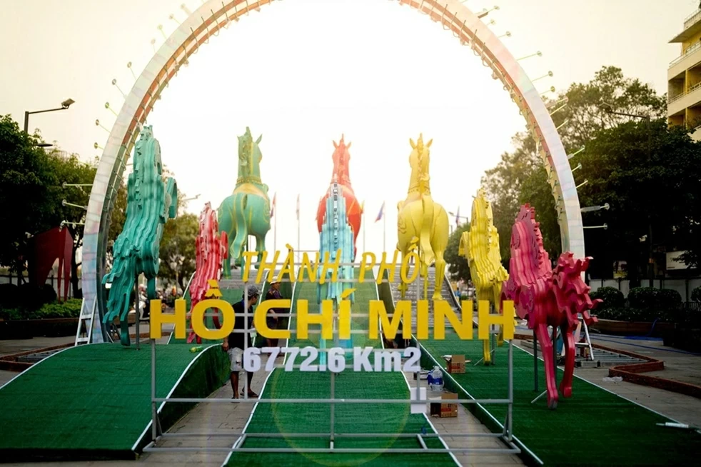 Đường hoa Nguyễn Huệ gấp rút hoàn thiện dàn linh vật ngựa khổng lồ