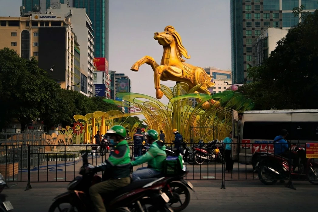 Đường hoa Nguyễn Huệ gấp rút hoàn thiện dàn linh vật ngựa khổng lồ